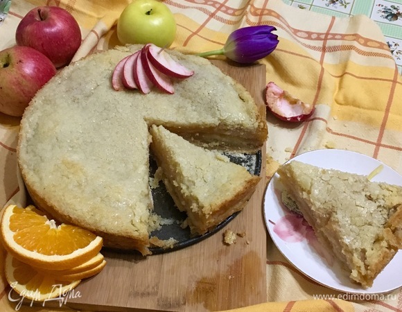 Достаньте готовый пирог из духовки и дайте остыть в форме.