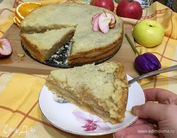 Наш пирог готов. Рассыпчатая основа и нежные яблочные слои мягкого пирога.
