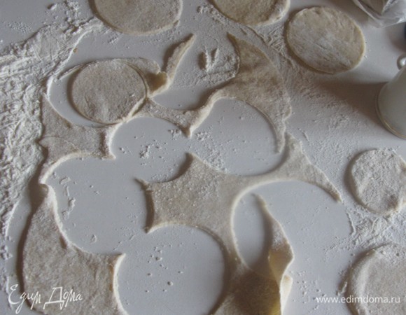 О тесте даже особо говорить нечего: три вида муки смешали, добавили 1 ст. л. подсолнечного масла и кипяток, замесили и оставили отдохнуть на 15 минут. Раскатали и чашечкой сделали кружки.