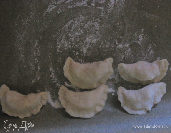 Налепили вареников с разной начинкой, уложили на доску и отправили в морозилку.