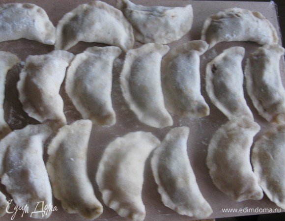 Потом, как замерзнут, можно положить в пакет. 2 кг стратегического запаса вареников, если лень готовить, есть у вас в морозилке!
