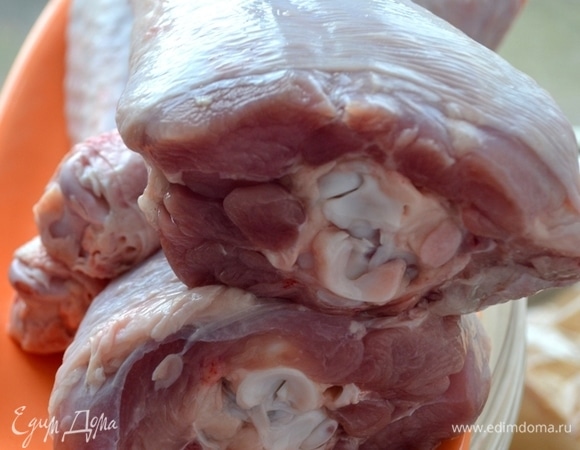 Голени индейки надо обмыть и обсушить бумажным полотенцем.