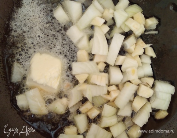 Разогреть оба вида масла, всыпать лук и чеснок, нарезанные кубиками.