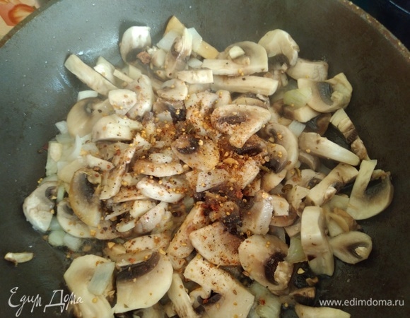 Шампиньоны почистить и нарезать пластинками. Добавить в сковородку к луку. Обжарить, помешивая, 5 минут. Посолить, поперчить.