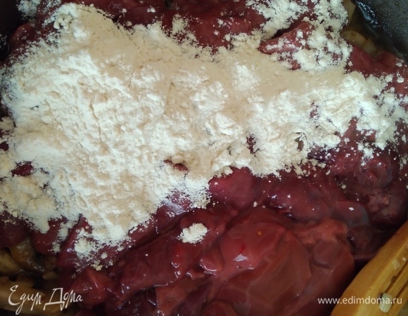 Куриную печень хорошо вымыть и нарезать кусочками. Добавить в сковородку, посыпать мукой. Готовить 5 минут.