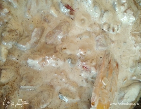Влить сметану, посолить. Если смесь получается слишком густой, добавить 3 ложки воды. Тушить под крышкой 10 минут.