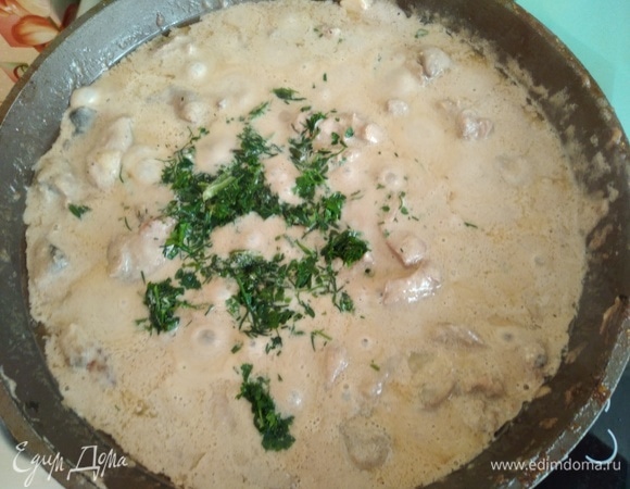 Всыпать любую зелень (укроп, петрушка), перемешать.