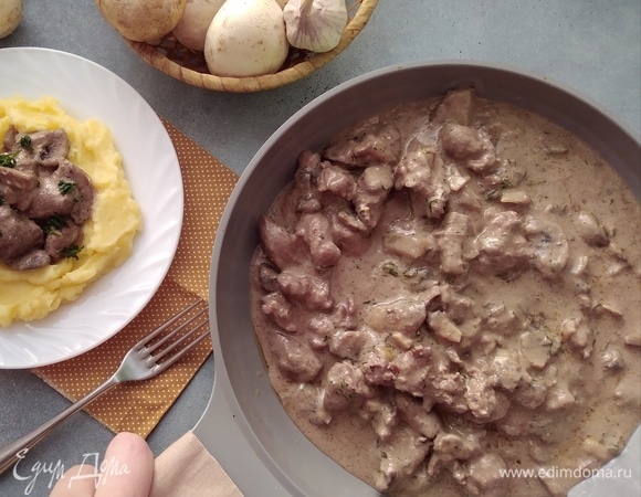 Подавать вкуснее всего с картофельным пюре.