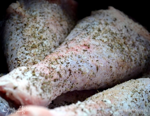 Щедро обсыпать голени мятой, розмарином, поперчить, посолить. Оставить мясо мариноваться на 3–4 часа. Это можно сделать утром и поставить мясо в холодильник. Или подготовить голени с вечера.