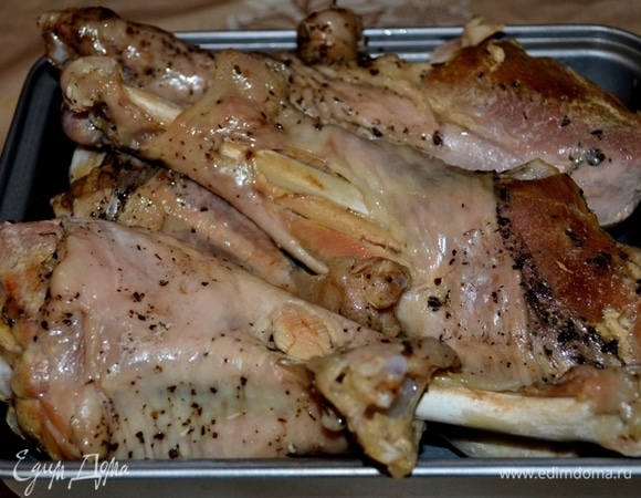 Вариант первый: отправить мясо в мультварку на режим «тушение» на 1 час (что я и сделала); вариант второй: поставить мясо тушиться в сковороде под крышкой на самом маленьком огне. И в первом, и во втором случае добавляем в посуду примерно 1/2 стакана воды.