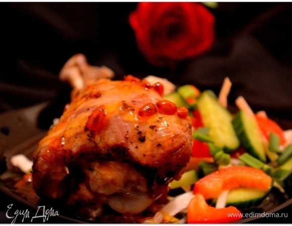 Подаем индейку под соусом со свежими овощами.