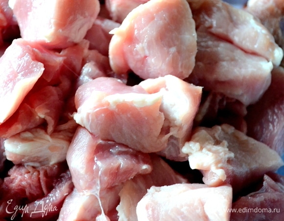 Нарезаем свинину крупными кубиками.