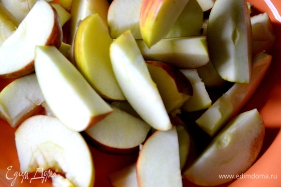 Яблоки нарезаем дольками.