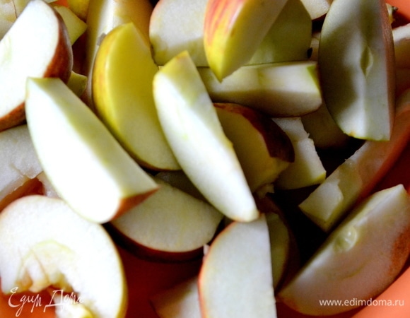 Яблоки нарезаем дольками.