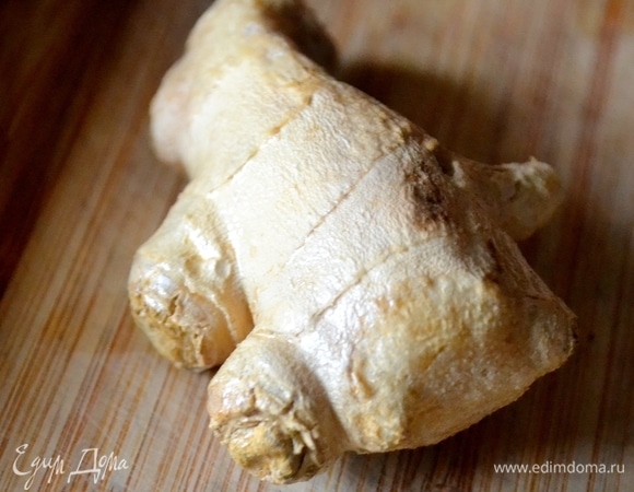 Корень имбиря (кусочек размером 6–7 см) очищаем и натираем на терке.