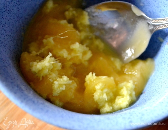 Смешиваем имбирь и мед. Примерно две трети смеси смешиваем с мясом, кладем соль и перец. Мясо должно постоять минут 15–20, как раз пока разогревается духовка.