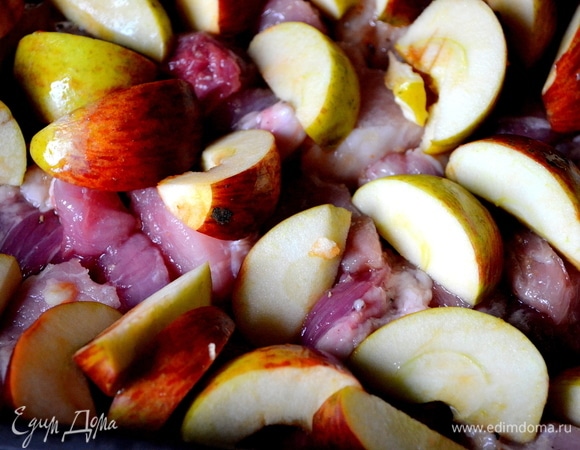 Мясо кладем в смазанную форму. Сверху — яблоки. Отправляем форму в духовку на 40 минут при 180°C.