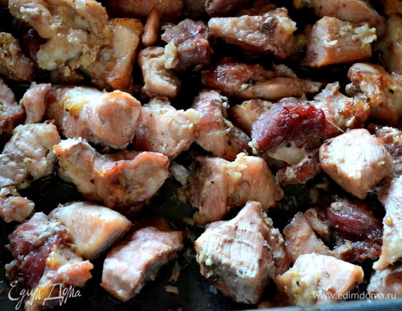 Через 40 минут яблоки снимаем, мясо запекаем дальше до румяной корочки еще минут 15.