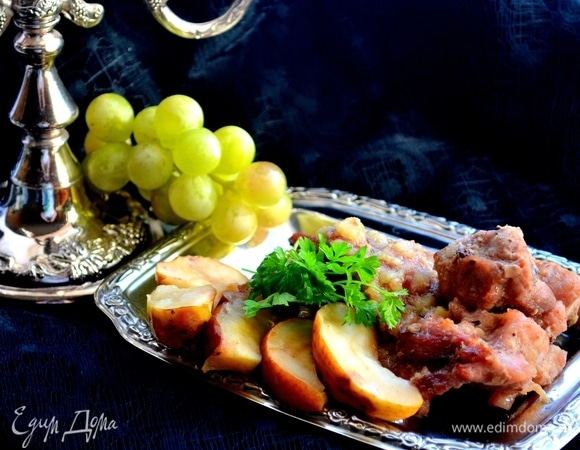 Запеченные яблоки делим примерно поровну. Первую часть откладываем на гарнир. Вторую часть очищаем от кожуры и разминаем вилкой. Смешиваем кашицу с отложенной ранее имбирно-яблочной смесью, добавляем мясной сок (сливаем из формы, в которой запекали его). Подаем мясо с запеченными яблоками и имбирно-медовым соусом.