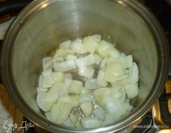Лук крупно нарезать. В кастрюле с толстым дном разогреть масло, тушить лук, помешивая, до мягкости минут 5.