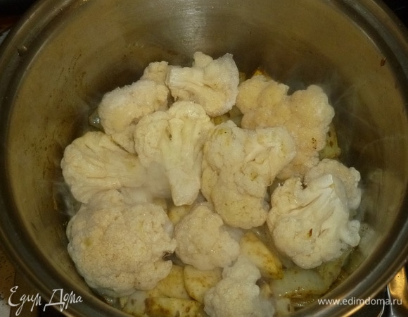 Цветную капусту можно использовать как свежую, так и замороженную. Свежую нужно нарезать (можно вместе с кочерыжкой) на крупные кусочки. Капусту выложить в кастрюлю. Залить все горячим бульоном (или кипятком). Довести до кипения, затем снизить нагрев и варить до мягкости овощей. Может понадобиться от 20 до 40 минут.