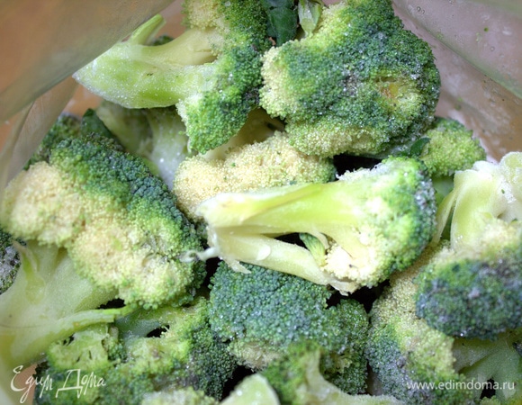 Достать брокколи из морозилки.