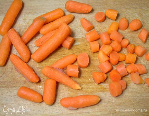 Морковь разрезать по желанию или запечь целиком — она маленькая.