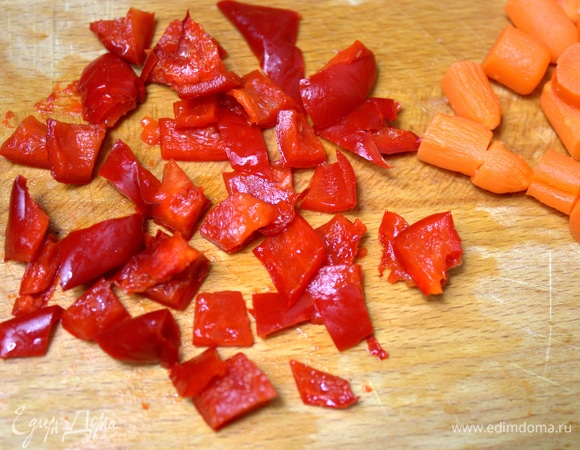 Немного нарезать болгарского перца для яркости.
