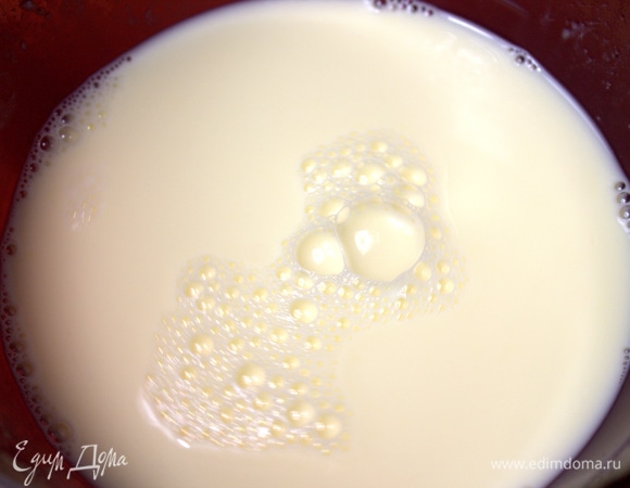 Взбить теплую воду, сливки и яйца.
