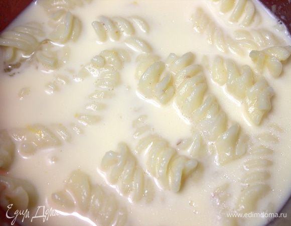 Высыпать макароны.