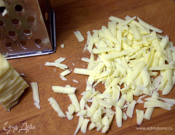 Сыр натереть.