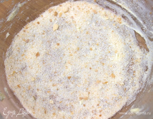 Форму для запекания смазать маслом и посыпать сухарями.