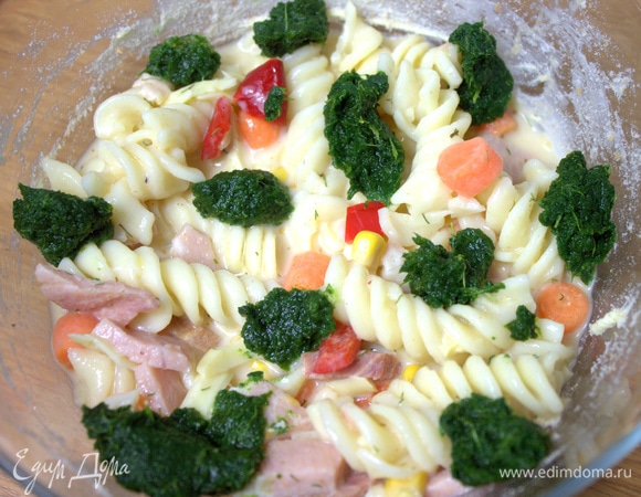 Ложкой перенести часть смеси и размороженный шпинат.