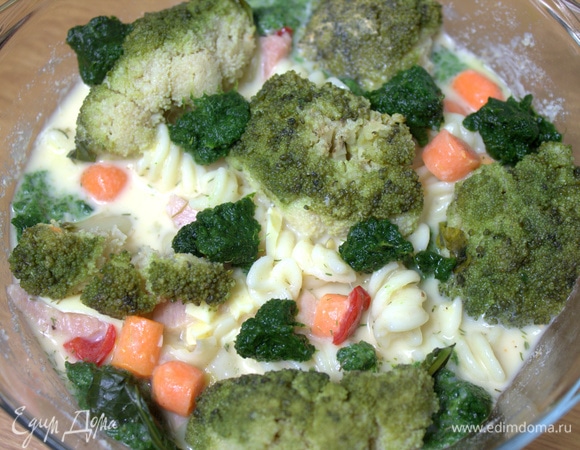 Сверху положить брокколи.