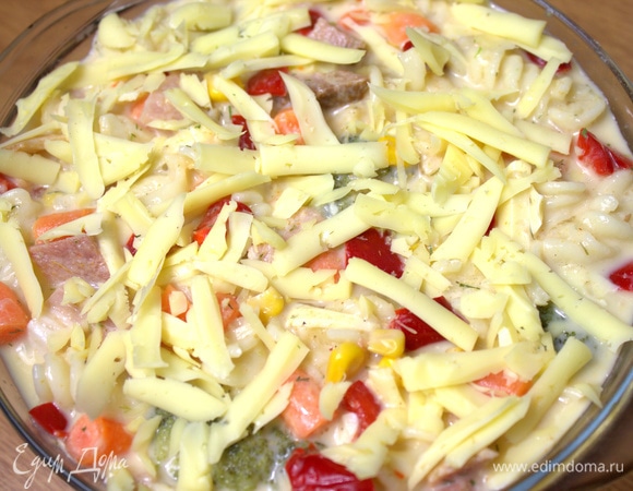 И сразу посыпать второй половиной сыра.