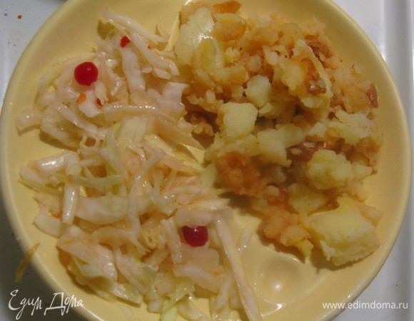 Начинка подойдет любая. Я взяла половину уже отваренного пюре и половину квашеной капусты. Если вы хотите сделать сладкую или более «мокрую» начинку, мой совет: при раскатке тесто делать потолще, а в остальном — все то же самое.