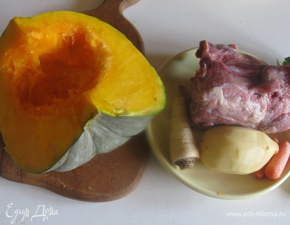 Берем овощи, нарезаем их кубиками. Если у вас готовый бульон, то добавляем в него, если нет, то варим, на чем хотите! У меня был индюшачий, но можно и чисто на воде, не так вкусно, но вегетарианцам тоже можно такое.