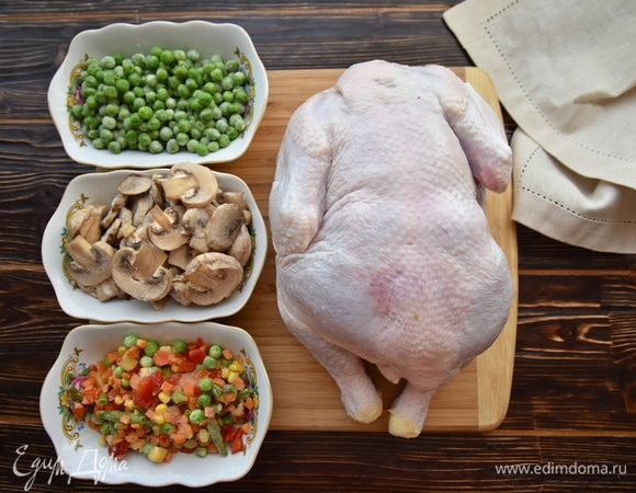 Подготовить необходимые продукты. В качестве дополнения в начинку можно использовать любые свежие или замороженные овощи. Очень удобно использовать готовую замороженную овощную смесь ТМ «Планета Витаминов». Блюдо будет смотреться лучше, если овощи будут контрастными по цвету (зеленый горошек, оранжевая морковь, красный болгарский перец). Для своего блюда я взяла замороженную овощную смесь, шампиньоны и зеленый горошек.<br />
 