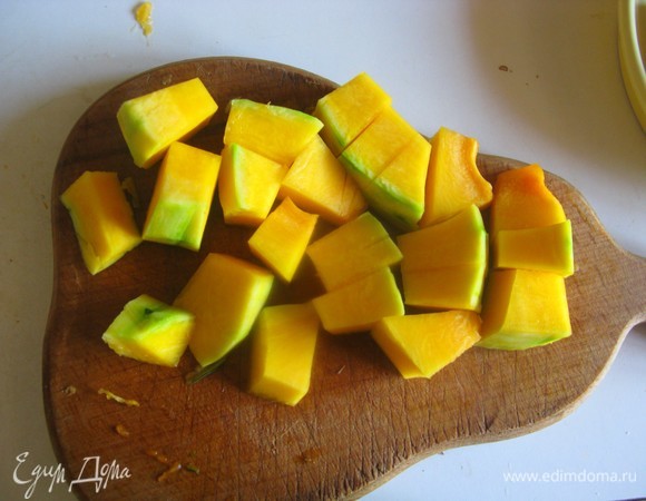 Важно: не сильно разваривайте тыкву, если переварить, она будет, конечно, хороша для пюре, но волокнами при разминании не ляжет, и мой супчик не получится. Обязательно очистить тыкву и от шкурки, и от семечек.