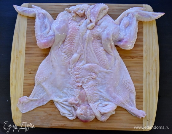Дойдя до крыльев, отделить ножом плечевые суставы от лопатки, полностью стянуть кожу с тушки.