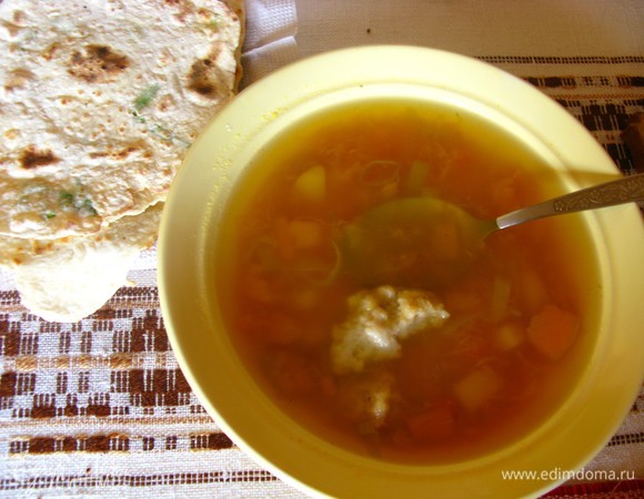 Варить буквально 20 минут, клецки просто добавляем в конце перед выключением, как и все приправы. И важно добавить зелень мороженую или свежую: или в тарелку, или в самом конце готовки! Невероятная красота и вкуснота, а под домашние лепешки с луком-пореем можно и тарелку с ложкой съесть)