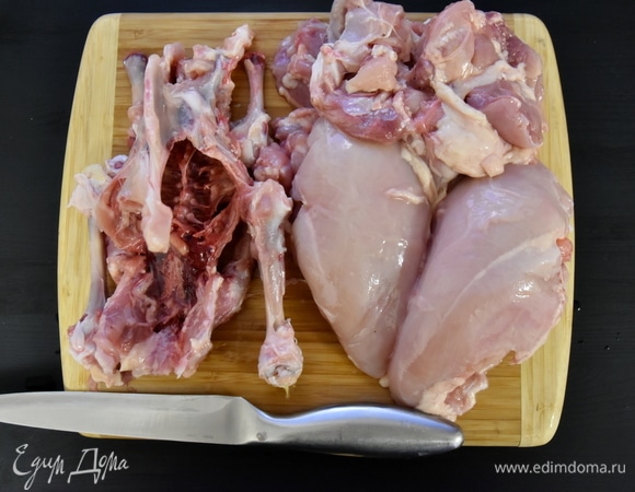 Срезать мясо с костей. Измельчить его в мясорубке или порубить ножом. В фарш добавить овощную смесь. Размораживать предварительно ее не требуется. Грибы желательно заранее обжарить с репчатым луком на смеси растительного и сливочного масел. В фарш можно добавить оливки или маслины. Также можно нарезать немного ветчины. Посолить, поперчить и перемешать.