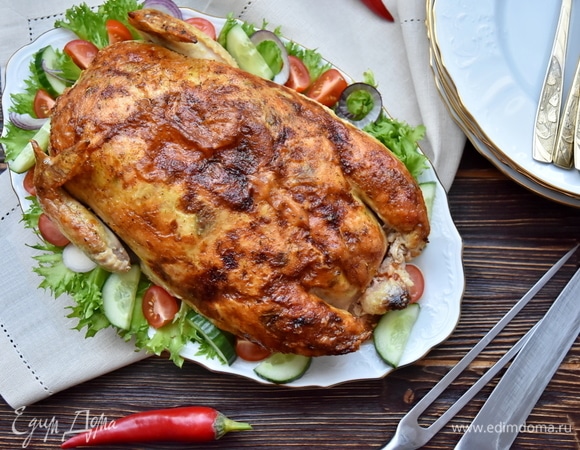 Запекать курицу в духовке, разогретой до 180°C, до румяности.