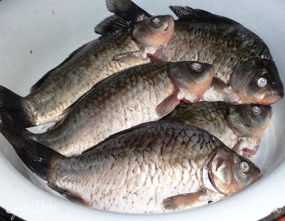 Карасей очистить от чешуи. Удалить жабры, внутренности. Тщательно вымыть.