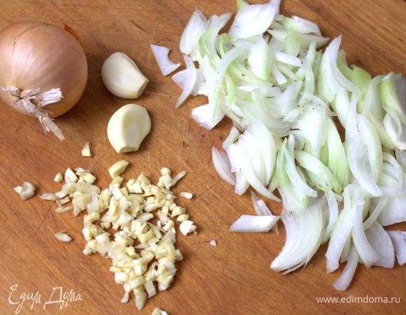 Нашинковать лук, чеснок.