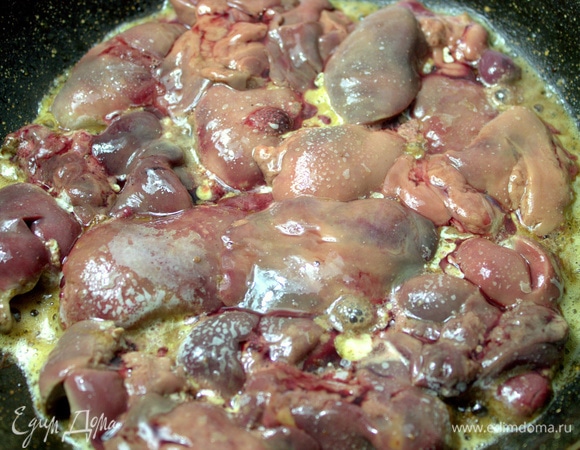 Растопить сливочное масло и обжарить на нем снизу ломтики печенки.