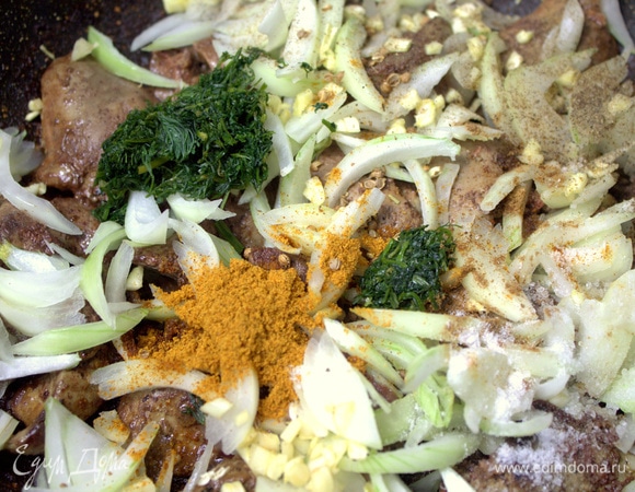 Добавить укроп и специи.