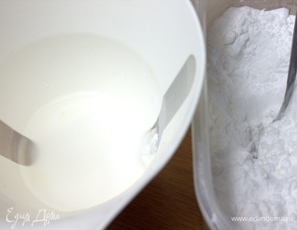 Развести крахмал или муку в воде.