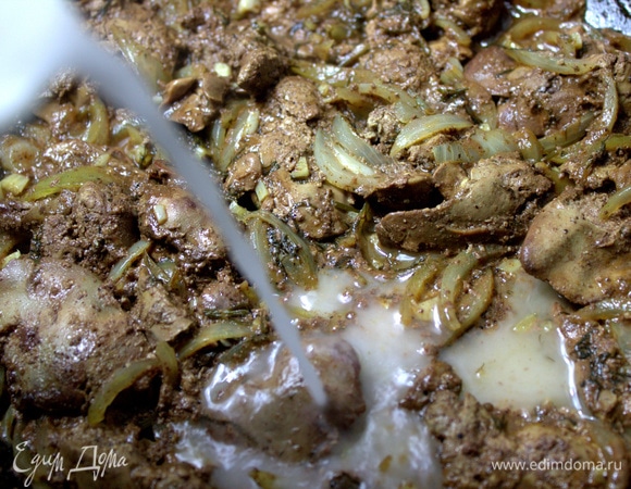 Влить в сковороду.