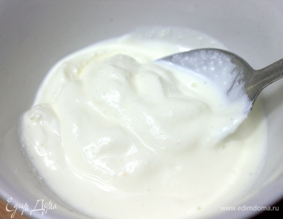 В отдельную чашку положить сметану.